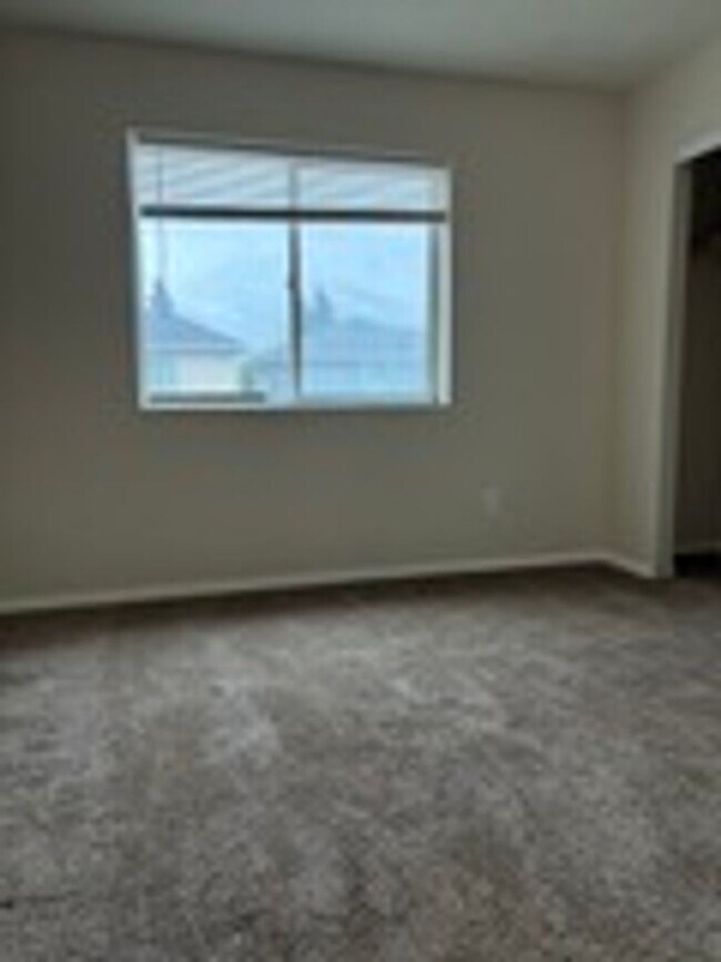 Building Photo - Division 16 Plex