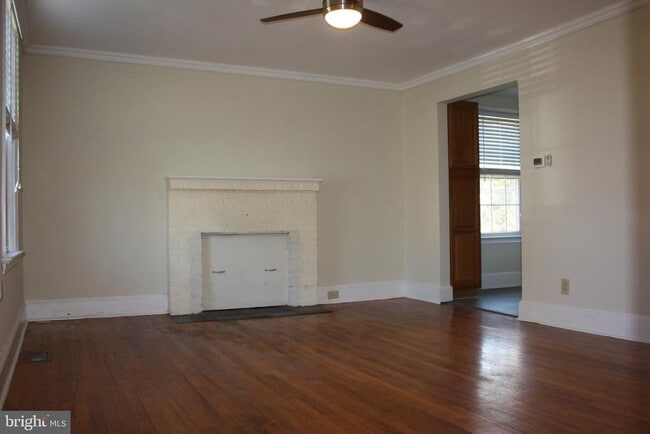 Building Photo - 423 Happy Creek Rd