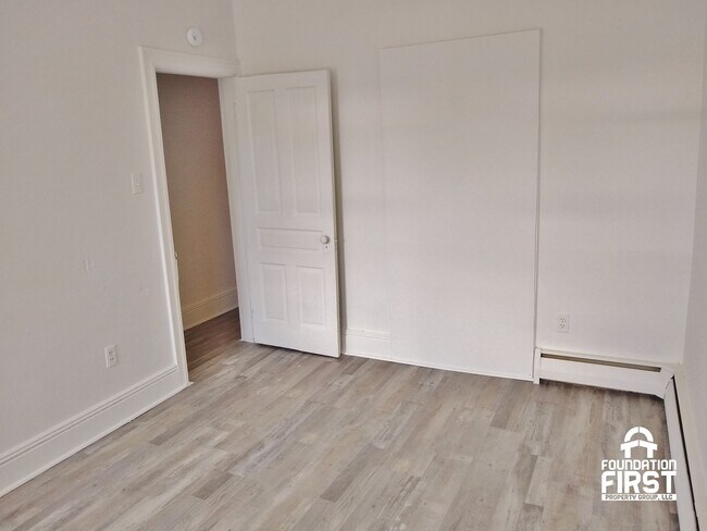 Building Photo - 3 Bed / 1 Bath Single Family Home