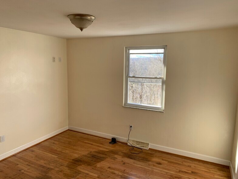 Building Photo - 4268 Sample Ct