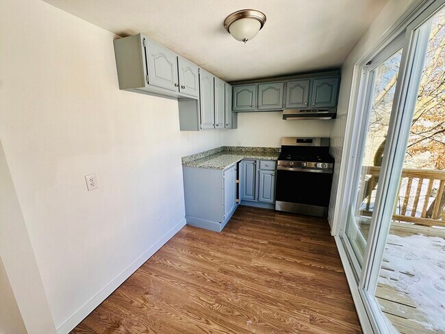 Building Photo - 12 Thorndike St