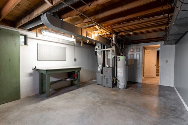 Building Photo - Welcome to this charming 3-bedroom, 2 full...