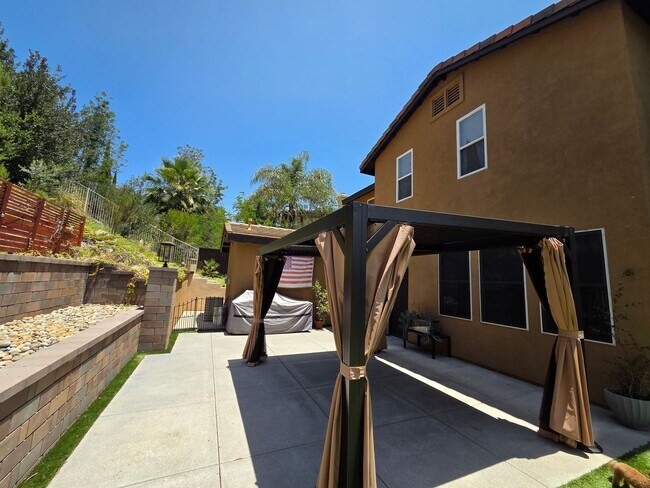Building Photo - Large 4 Bedroom Home in Rolling Hills Ranch!
