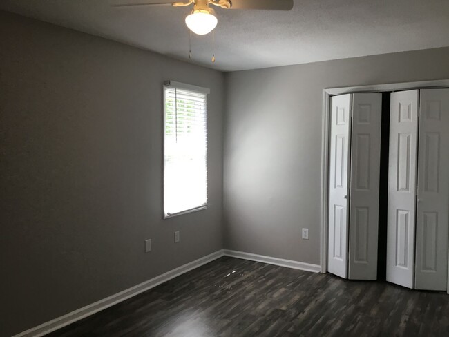 Building Photo - Newly Renovated - 1 Bedroom / 1 Bath Apart...