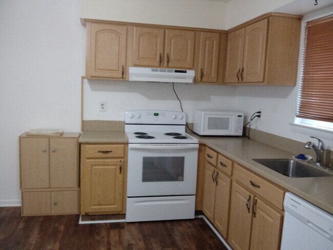 Kitchen- newer appliances - 813 Meadow Woods Ln