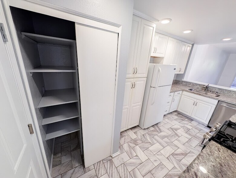 Kitchen - 25855 McBean Pky