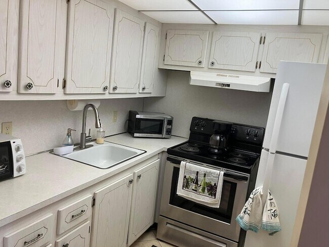 Building Photo - 100 Ventnor E