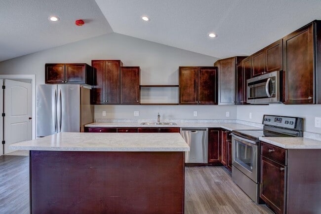 Building Photo - 3 Bedroom Town Home, Association Maintaine...