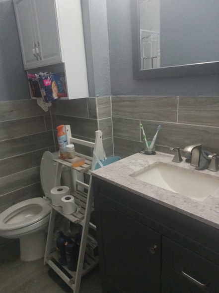 Building Photo - 703 E 10th St