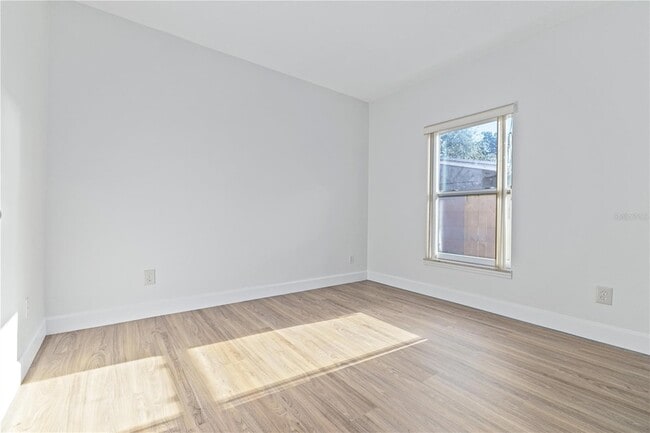 Building Photo - 113 W Gladys St