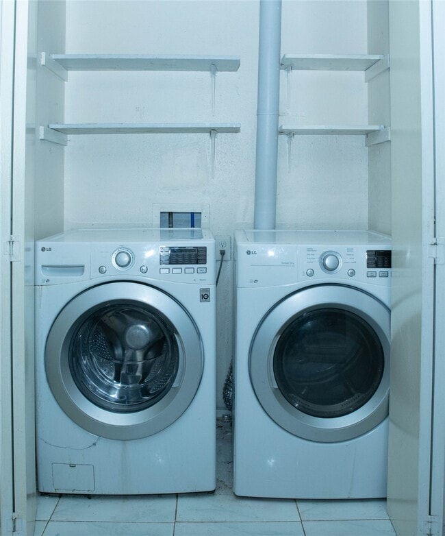 Building Photo - 6411 S Briar Bayou Dr