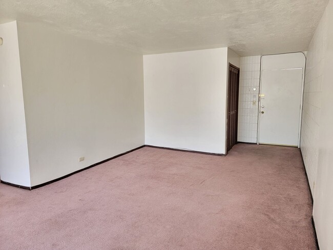 Building Photo - Parking, Large Lanai, Desirable location (RRLLC)