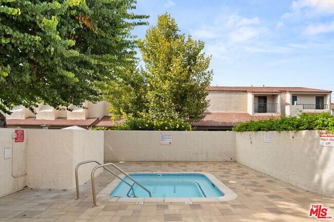 Building Photo - 6021 Lindley Ave