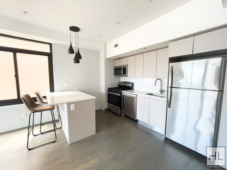 Building Photo - Bushwick Avenue / Spacious 2-Bed, 1-Bath /...