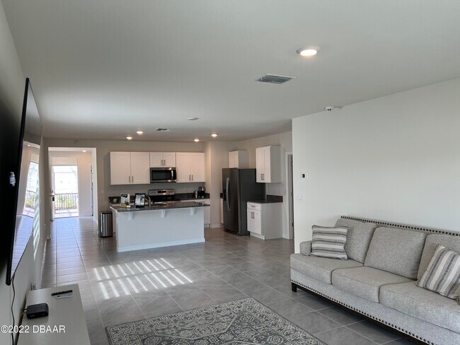 Building Photo - 325 Caryota Ct