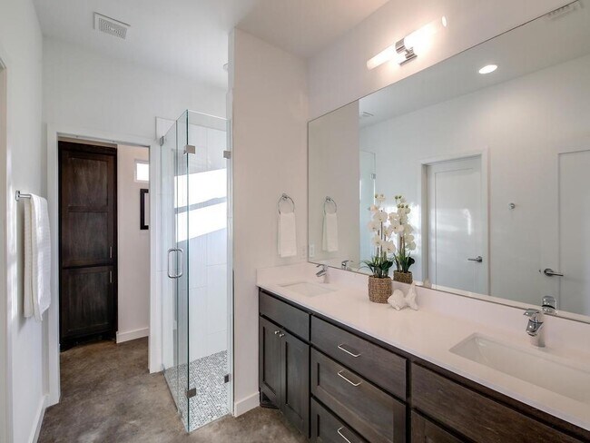 Building Photo - 5600 William Holland Ave