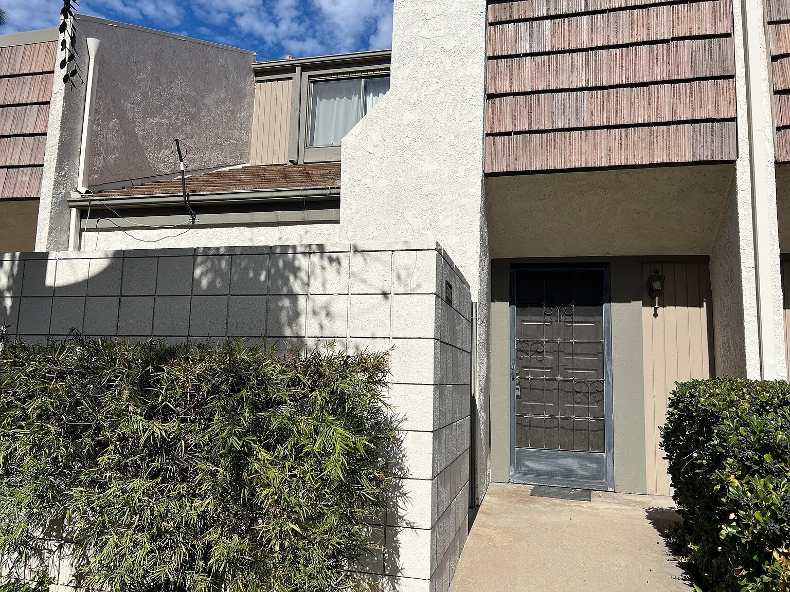 Building Photo - 598 W Huntington Dr