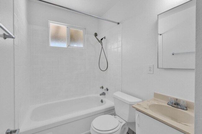 Building Photo - 5 bedrooms. Remodeled.Get ½ Off Your First Month’s Rent! Sign a lease and move in within 30 days—...