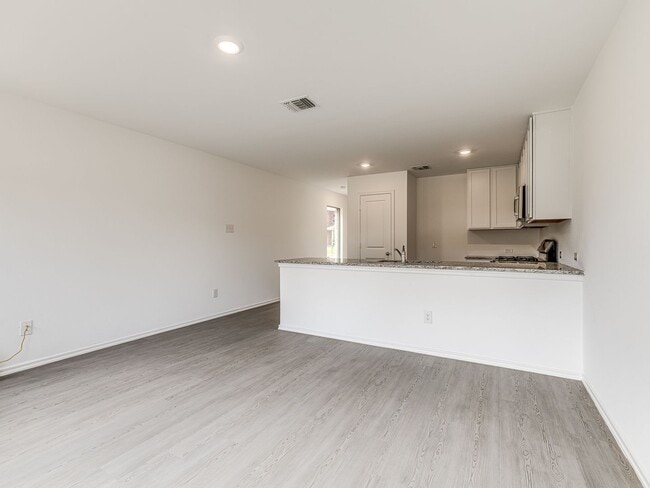 Building Photo - Brand New Home + Edmond Schools + Washer &...