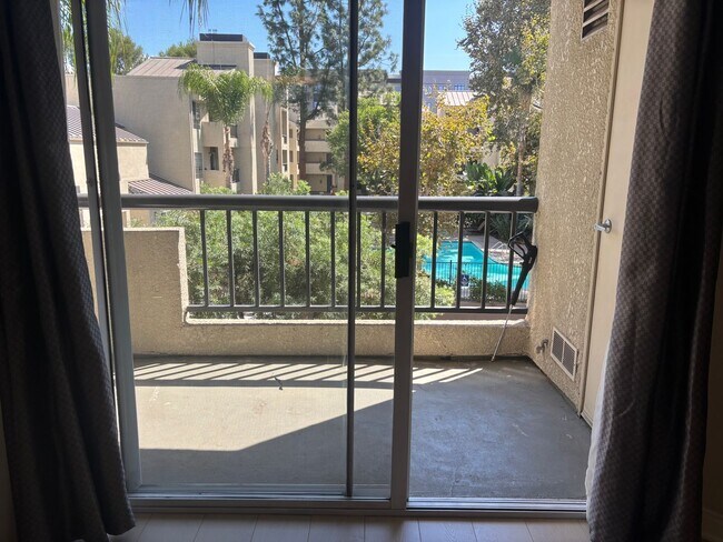 Building Photo - Amazing 1 Bedroom Condo at "The Met" Woodl...