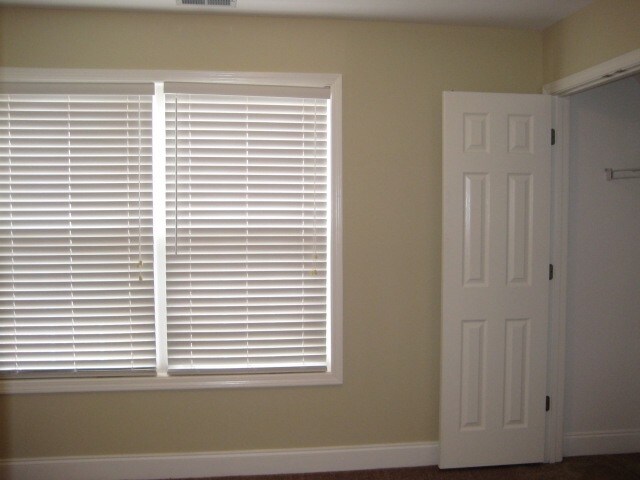 Building Photo - 2404 Adelaide Dr