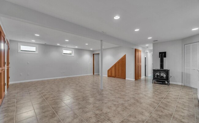 Building Photo - Hauser Lake View Home With Shop
