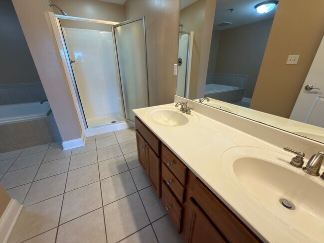 Building Photo - River Towne Condominium Unit 503 - Large condo for rent  3 bedrooms/2 baths.  $2400/month