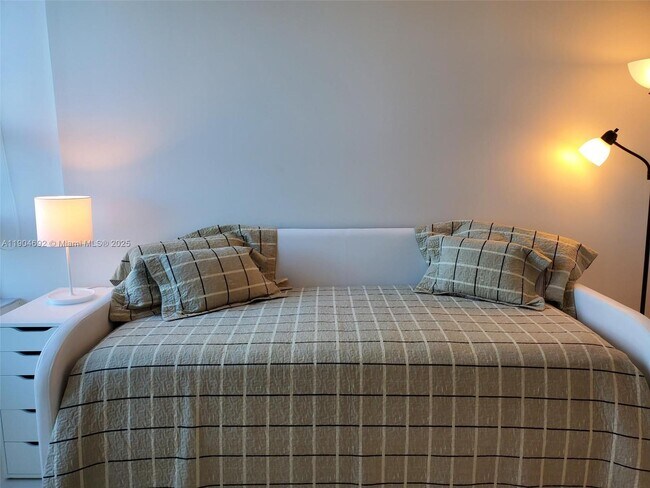 Building Photo - 950 Brickell Bay Dr