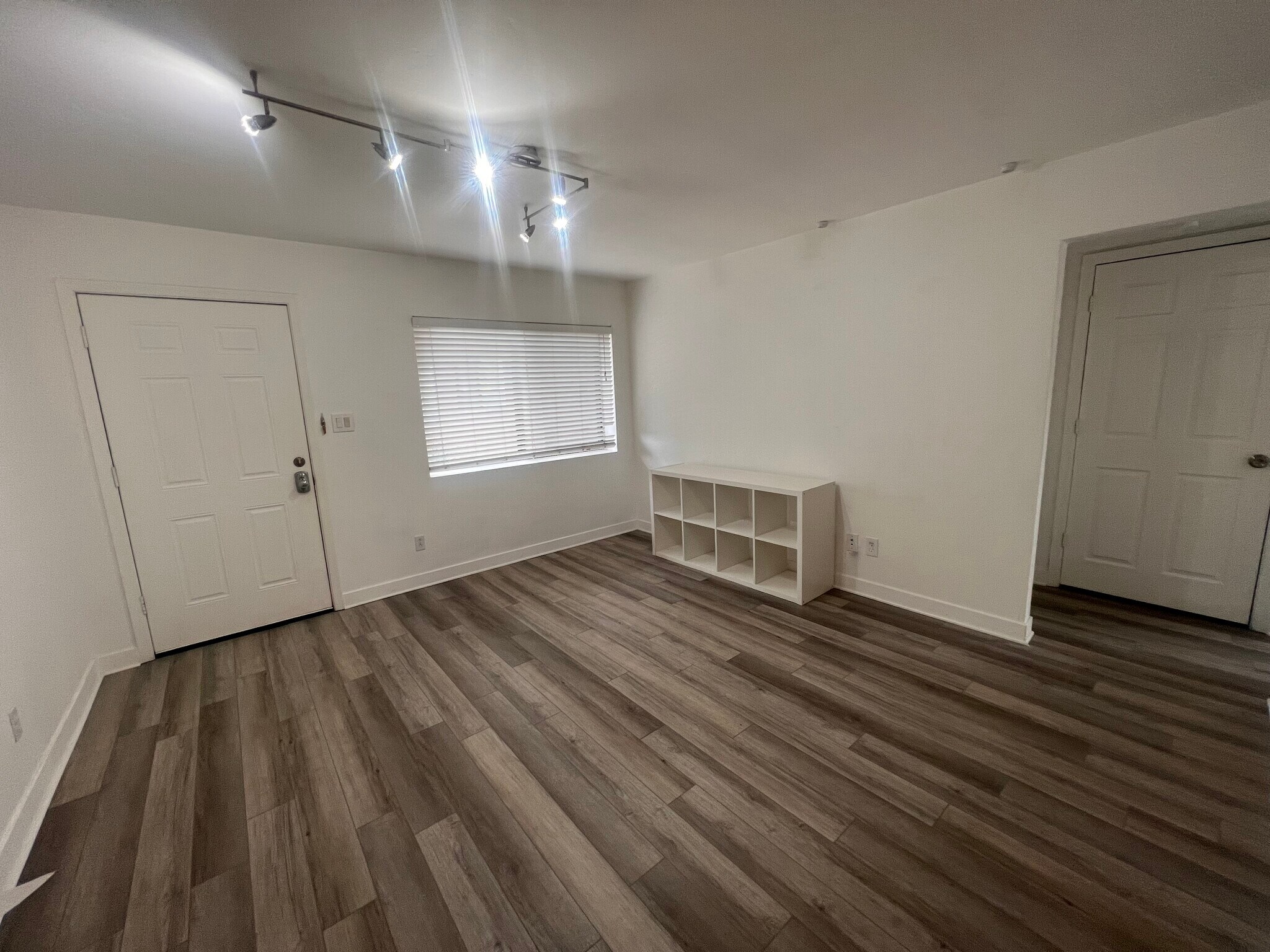Building Photo - 310 W Earll Dr