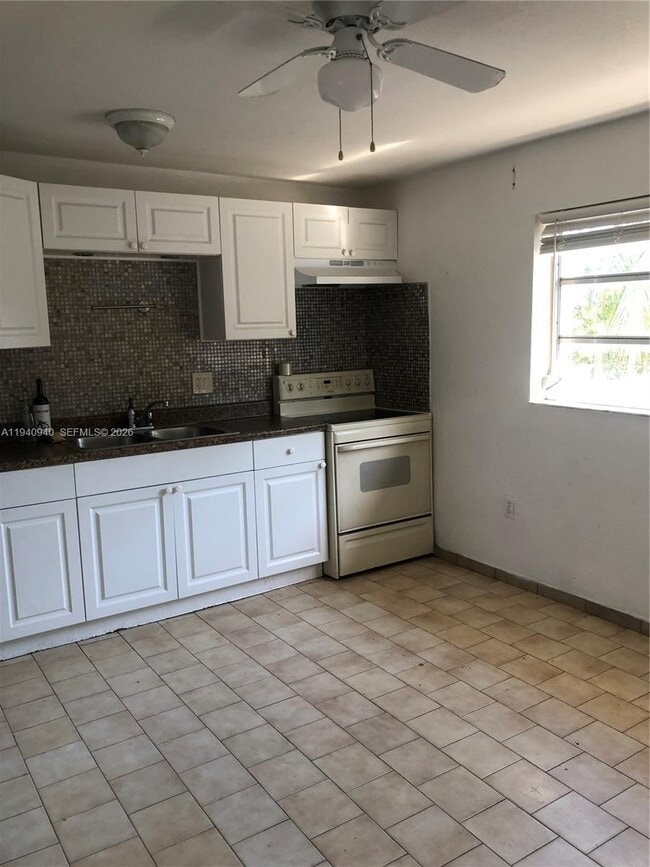 Building Photo - 992 E 18th St