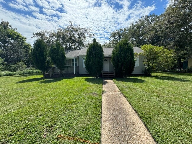 Primary Photo - 1210 Live Oak Ave
