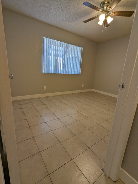Building Photo - 815 N Peach Ave