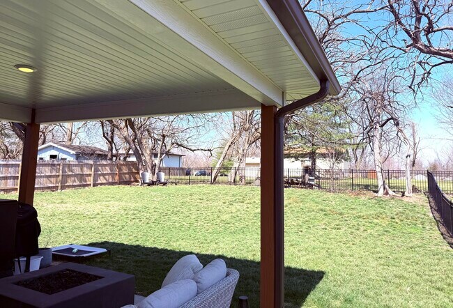 Building Photo - 7671 N Rainbow Dr