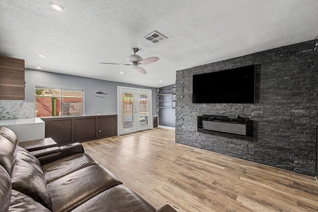 Building Photo - 4048 E Dahlia Dr