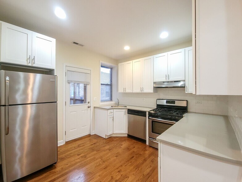 Building Photo - 1821 W Leland Ave