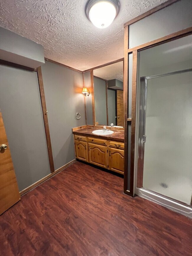 Building Photo - 4 bedroom/3 baths house
