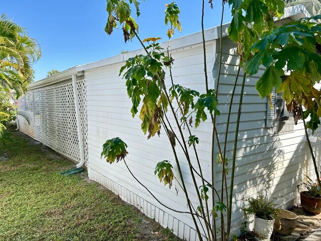 Building Photo - 425 Bougainvilla Dr