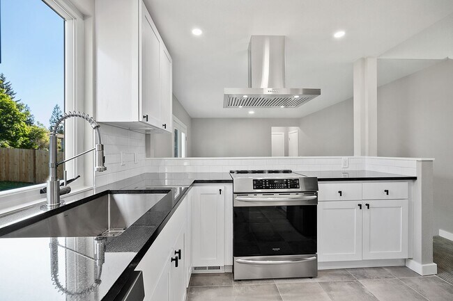 Building Photo - Inviting Everett Home Featuring 3 Bedrooms, Fireplace, and Fully Fenced Backyard