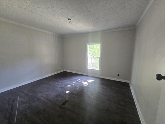 Building Photo - 2619 W Black Creek Rd