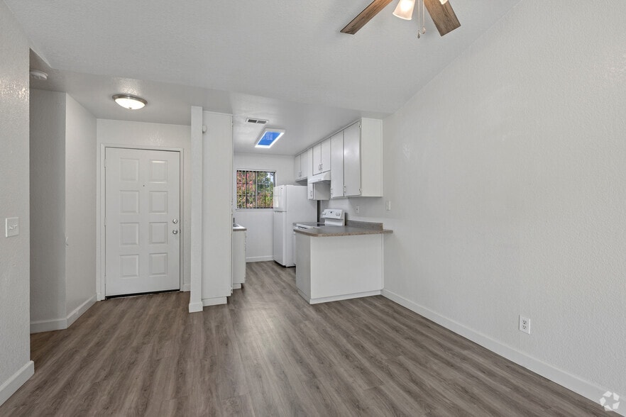 2BR, 2BA - 885SF - Dining Room - Country Hollow Apartments