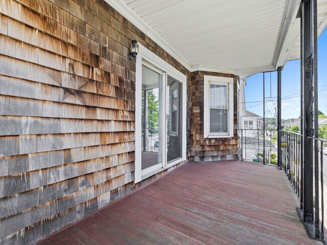 Building Photo - Massive Medford Apt near T & Tufts!  2-bat...