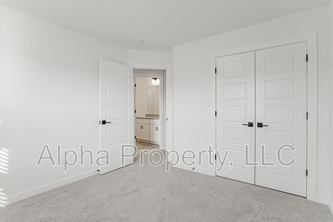 Building Photo - 1218 Westgate Vlg Dr