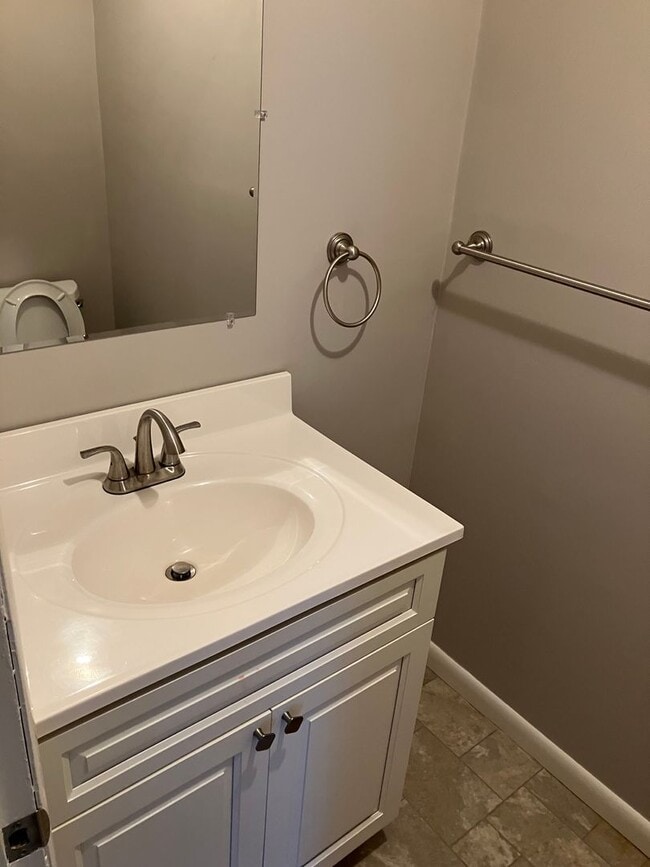 Building Photo - Spacious 4 bedroom 1.5 bath ranch Eastwood