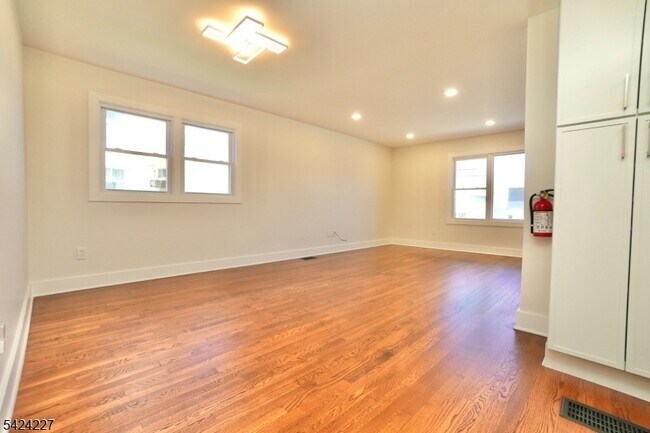 Building Photo - 25 Sanford Ave