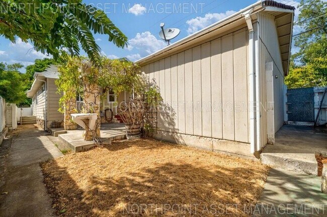 Building Photo - Welcome to this stunning 4-bedroom, 2-bath...