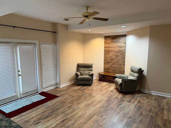 Building Photo - 833 Williamsburg Dr