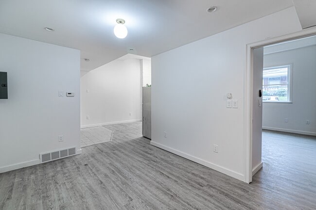 Building Photo - 916 Highview St