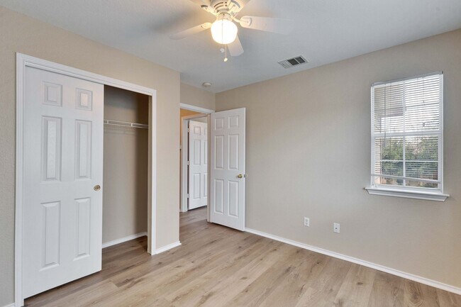 Building Photo - Great townhome in Pflugerville!