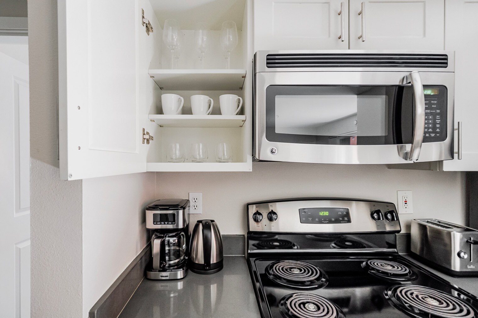 Building Photo - 526 Yale Ave N