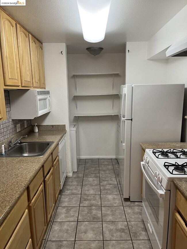 Building Photo - 1207 Lakeview Cir